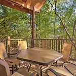 Creekside Broken Bow Cabin With Hot Tub And Fire Pit!
