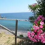 Case Sulla Spiaggia Di Santa Marina Salina