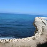 La Stanza Vicino Al Mare , Una Camera Da Letto E Bagno Con Balcone Vista Mare