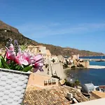 La Casa Blu Sul Mare - The Blue House By The Sea