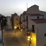 Tra La Rocca E Il Mare