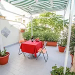 Appartamento Con Terrazza Al Centro Storico.