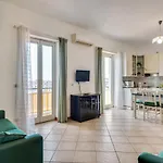 Roomy And Bright Apartment With Balconies X6