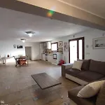 Casa Relax In Periferia Con Ingresso E Parcheggio Privato.