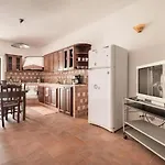 Tavola Tonda Apartament