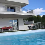 Appartamento In Moderna Villa Con Piscina