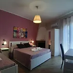 Camera Tripla Giardini Naxos Sarahouse