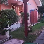 Stanza In Villa Con Giardino Con Box Doccia Idromassaggio Rent A Car