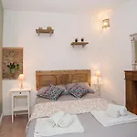 Homes4Holidays - Artistic Nest