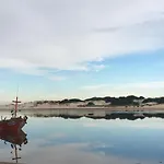 Cabana En La Playa. Ventanales Y Terraza Al Mar