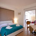 Spacious Apartment In Pozzallo, Sea View, Shared Pool