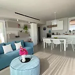 Beachside, Luxury Apartment