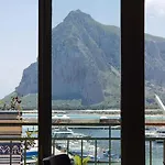 Blue Sea Apartment