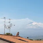 Un Passo Dal Mare Due Dall'Etna