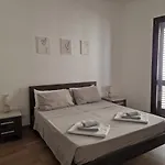 Modern Renovated Apt In Center