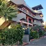 Casa Dei Fiori Con La Vista A Taormina