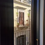 Modern Renovated Apt In Center