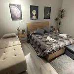 La Via Di Mezzo