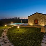 House Nicasia: Villa Con Piscina