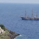 Sotto La Torre E Sopra Il Porticciolo