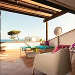 Paradise Oasis: 400Sqm Townhouse, Pool & Seaview
