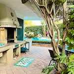 Paradise Oasis: 400Sqm Townhouse, Pool & Seaview