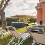 Villa Seaside - Beach Retreat With Jacuzzi
