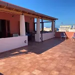 Casa Con Ampia Terrazza Vista Mare Fronte Spiaggia