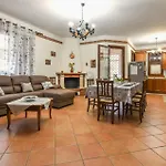 4 Bedroom Stunning Home In Trappeto