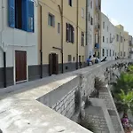 Lato Nord Il Giallo Vista E Accesso Mare Diretto