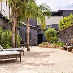 Leone Apartment With Garden By Wonderful Italy