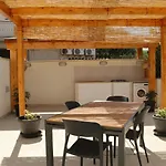Charming & Bright Home Near The Beach