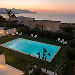 Villa Dwellings With Pool For Exclusive Use