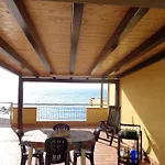 Casa Con Terrazzo E Scala Diretta Sul Mare