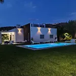 Villa Con Piscina