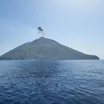 Antica Casa Eoliana Con Terrazza Vista Sul Faro Di Strombolicchio E Giardino