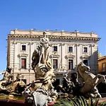 2 Bedroom Stunning Home In Siracusa