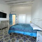 Casa Segreto, Sul Porto Di Santa Marina Salina