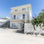 2 Bedroom Pet Friendly Apartment In Cava Daliga
