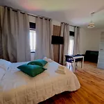 Cambria Rooms & Apartments