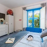 D R Holiday Home