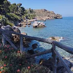 Alle Due Torri, Villa Sulla Roccia A Picco Sul Mare