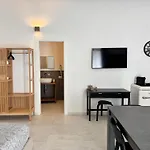 Historic Central Balcony Rooms & Apartment On Via Maqueda