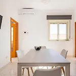 8 Guests Central Ac, Balcony And Wifi