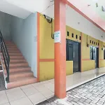 Oyo Living 1756 Amira Guest House
