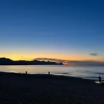 Beachside Escape, Steps From The Beach With Parking And Ac In All Rooms