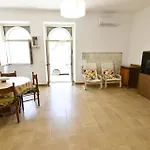 Spacious 3-Level House Near The Beach