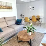 New Gorgeous Central Apartment - Beachfront - 3 Bd