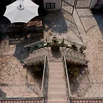 La Casa Del Mito