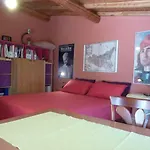 Casetta Rosa Tra I Papiri
